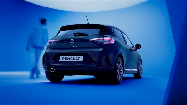 Renault Clio E-Tech full hybrid - nouvel emblème, lettrage noir, éclairages arrière full LED 